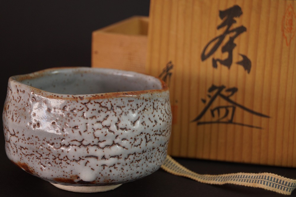 Shino Chawan by Shuzo Kato Frontal View with Storage Box