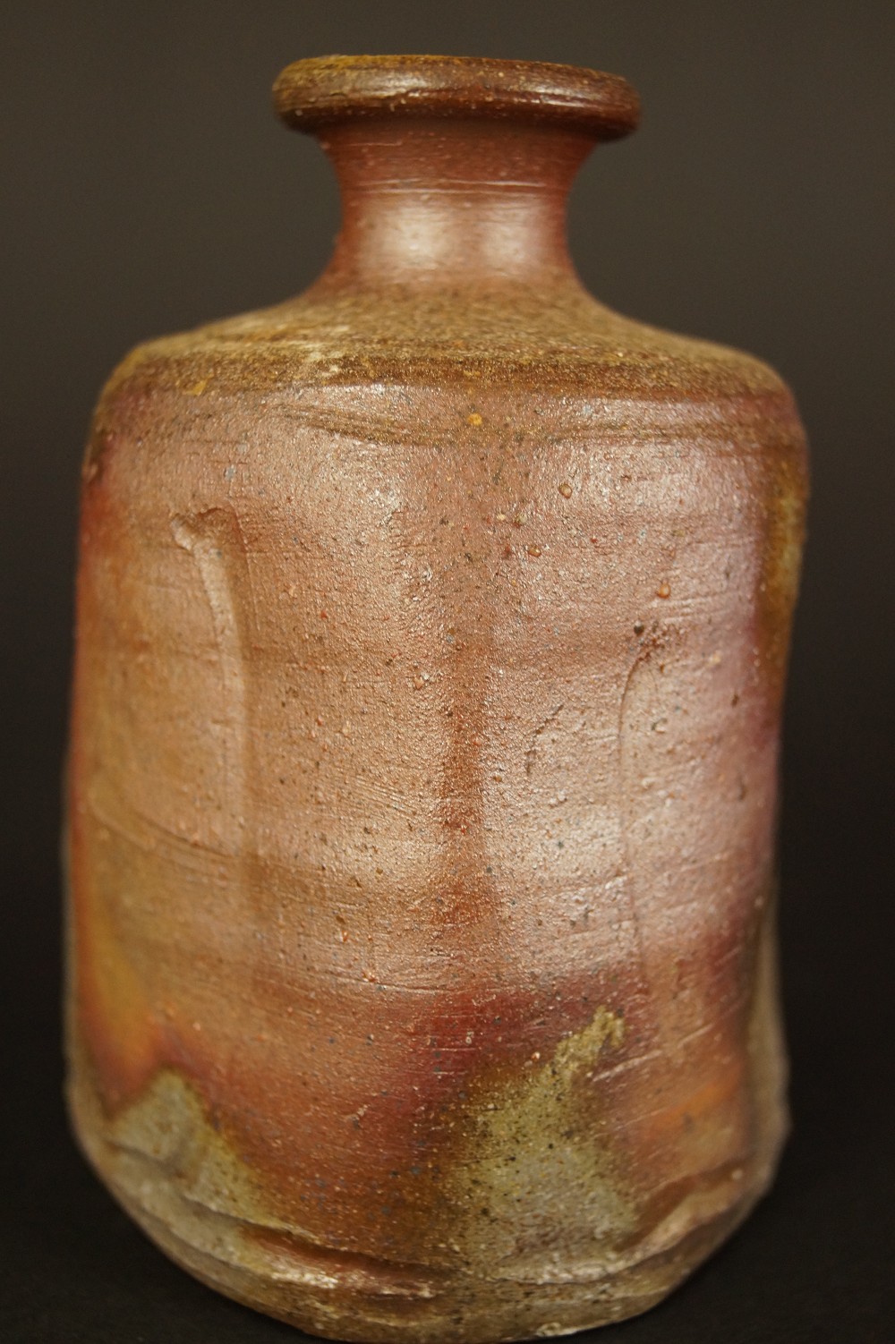 Handgetöpferte japanische Sake Flasche (Tokkuri) aus Bizen Keramik von Harada Totsuki