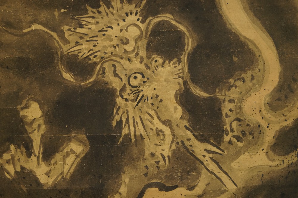 Drache in Wolken und Wellen Drachenkopf Motiv Nahaufnahme