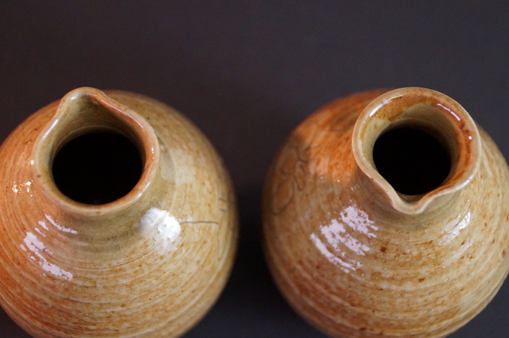 Close-up of the two mouths from above with visible pouring spout