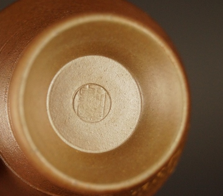 Bizen Sake Bottle with Guinomi Cups Guinomi Potter's Mark Close-Up