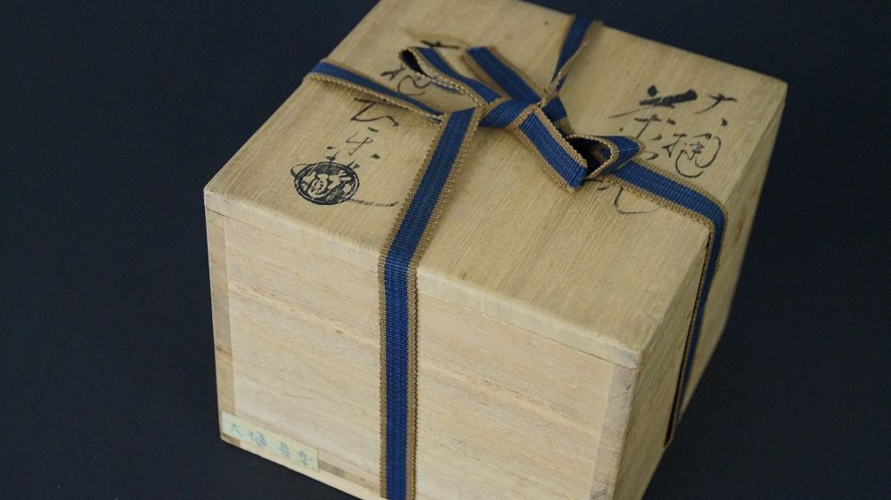 Closed storage box tied with blue cord of the chawan tea bowl made of Ohi ware
