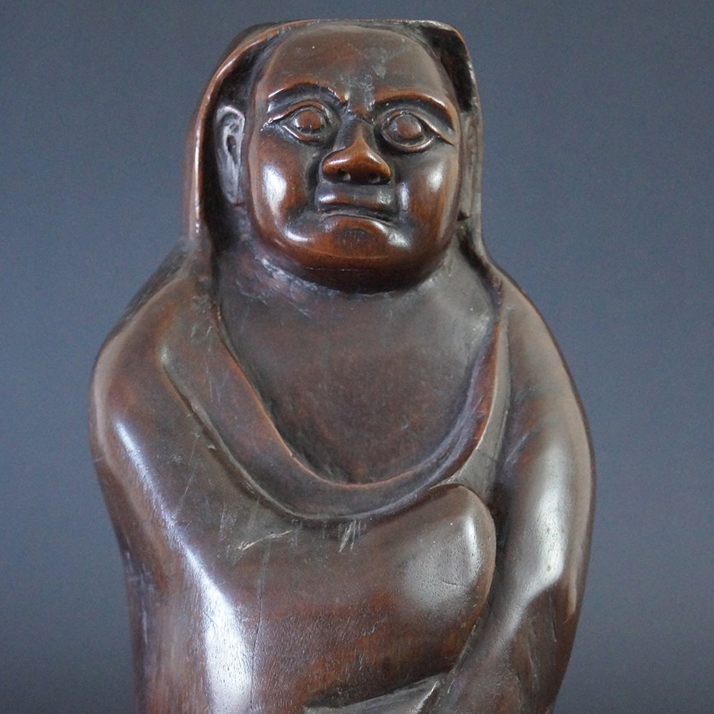 Bodhidharma Daruma Figur aus Hartholz Motiv Nahaufnahme Vorschau