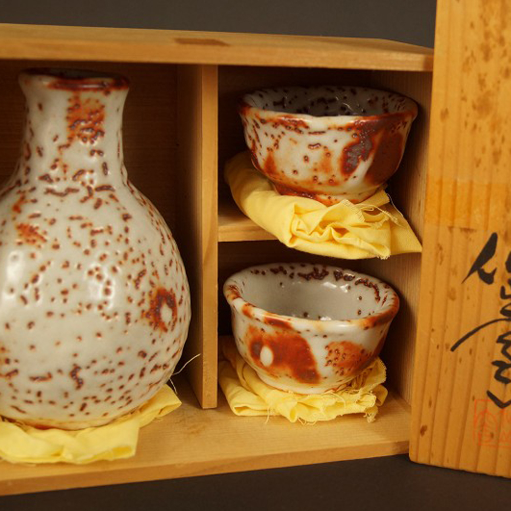 Shino tokkuri and two guinomi set in storage box Motif Close-up Preview
