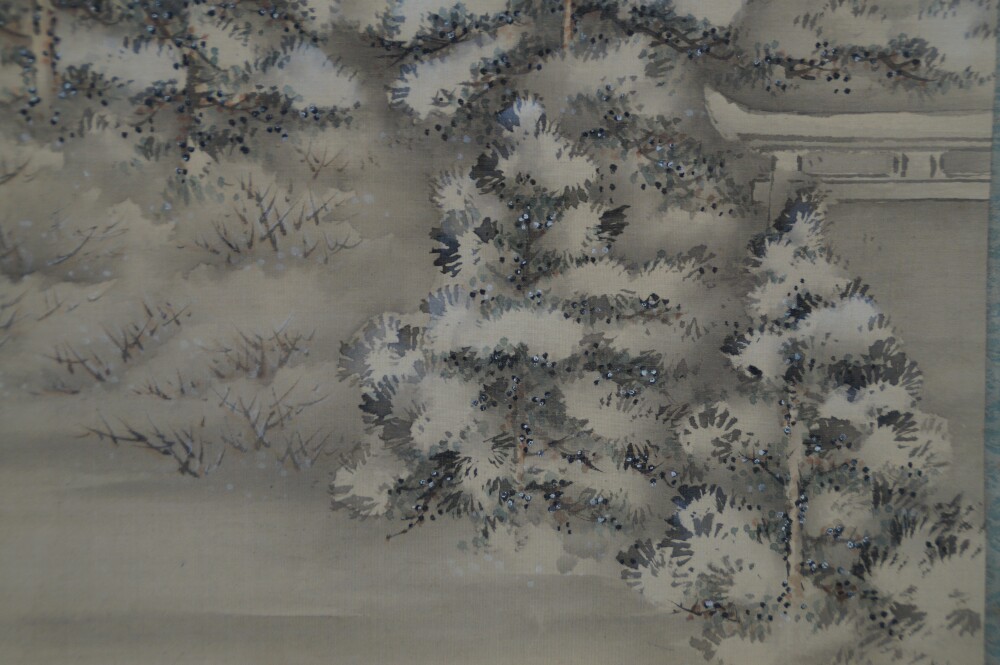 Nahaufnahme der schneebedeckten Kiefern vor einer Mauer in der Winter-Rolle des 2er Sets Kakemono Ikeda Kyuka