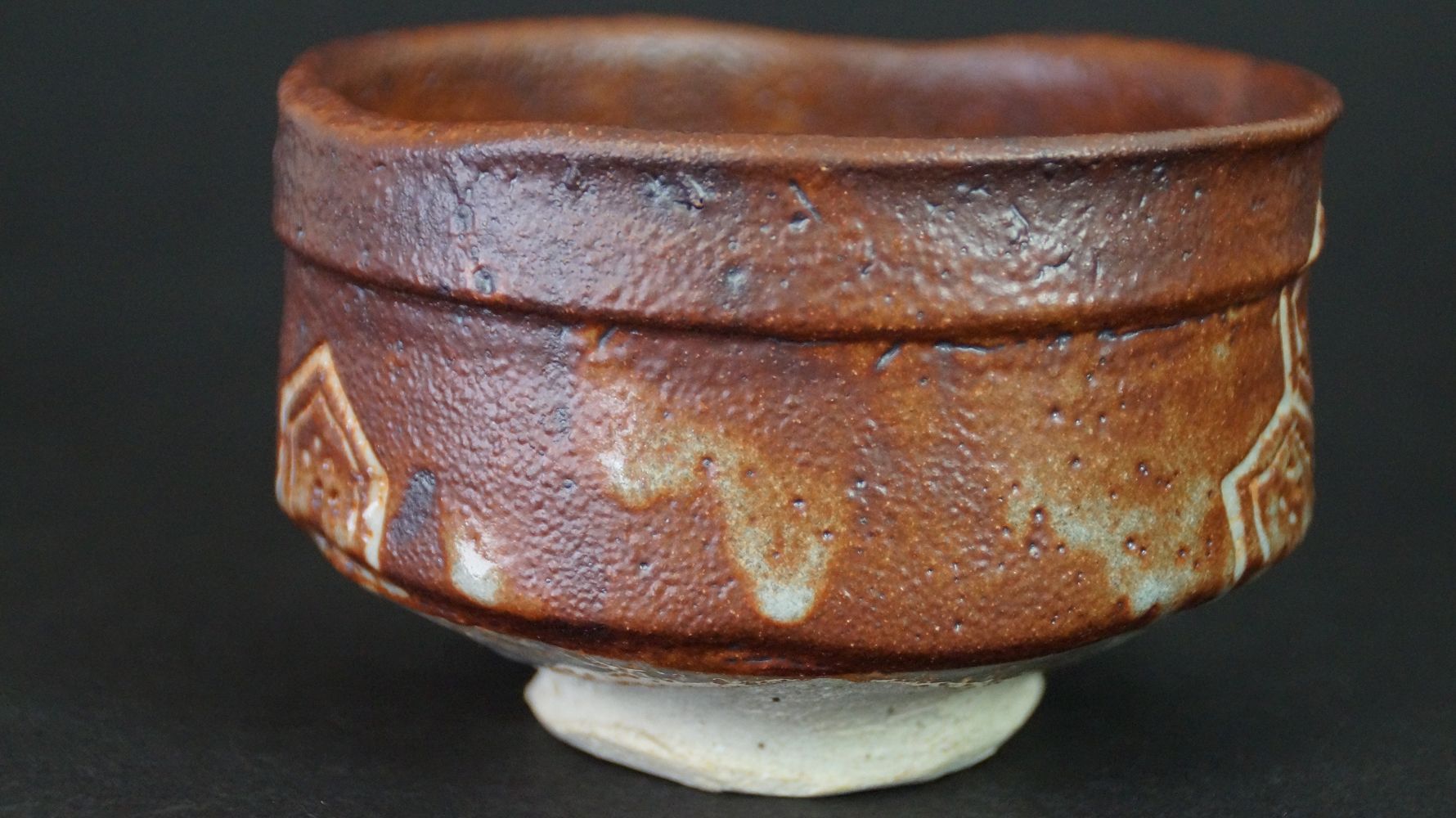 Additional view of the chawan tea bowl made of Shino ware with diamond-shaped pattern detail