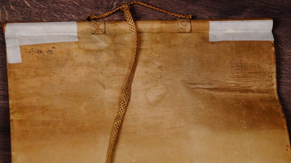 Detail of the upper mounting with hanging cord and inscription label of the hanging scroll