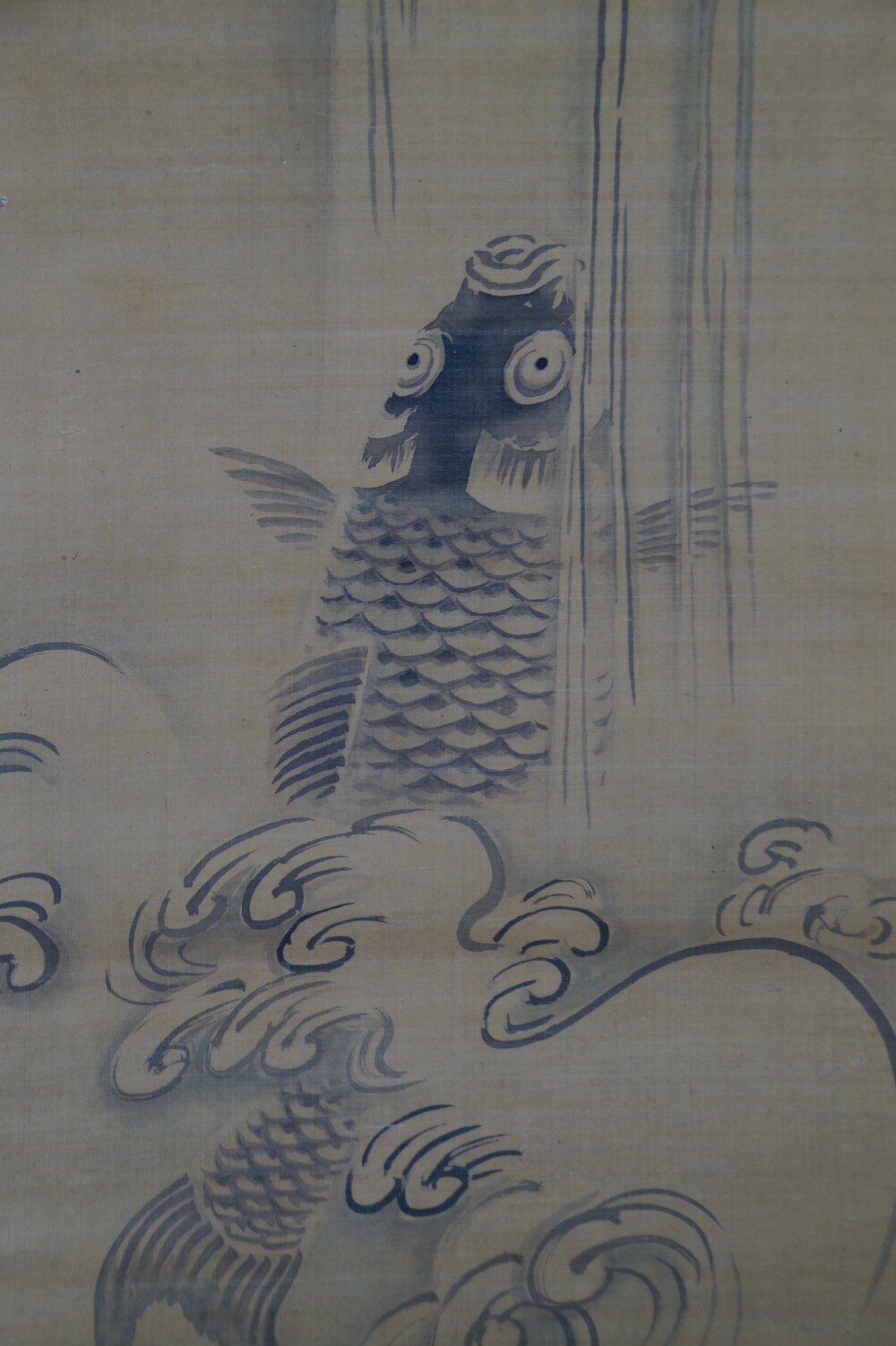 Extreme Nahaufnahme des Karpfenkopfes mit grossen runden Augen in der Aufstieg-Rolle des Kakemono-Sets von Kano Eihaku