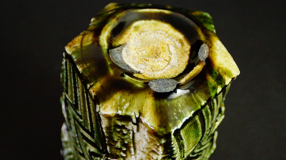 Yunomi tea bowl made of Oribe ware by Kawachi Hidetoshi foot close-up