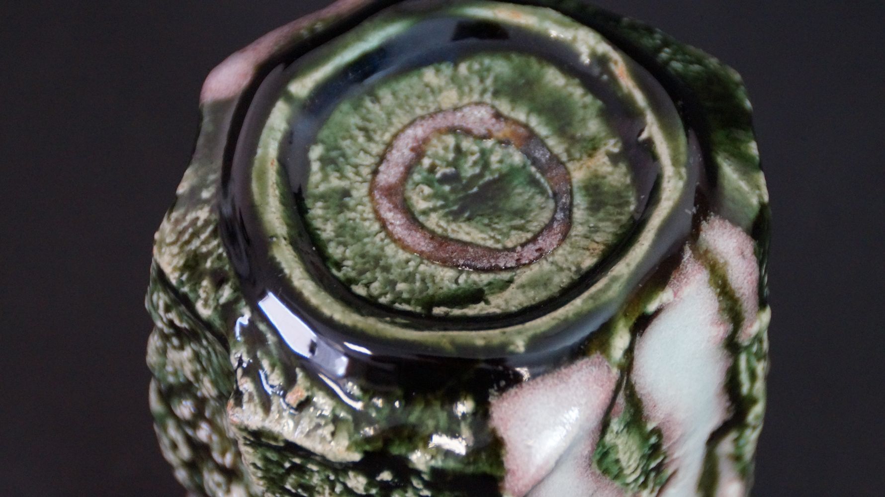 Detail view of the spiral-turned foot of the Yunomi tea bowl made of Oribe ware