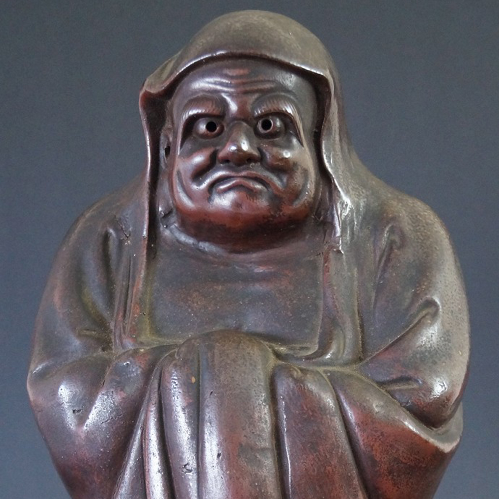 Bodhidharma Daruma Figur aus Bizen Keramik Motiv Nahaufnahme Vorschau
