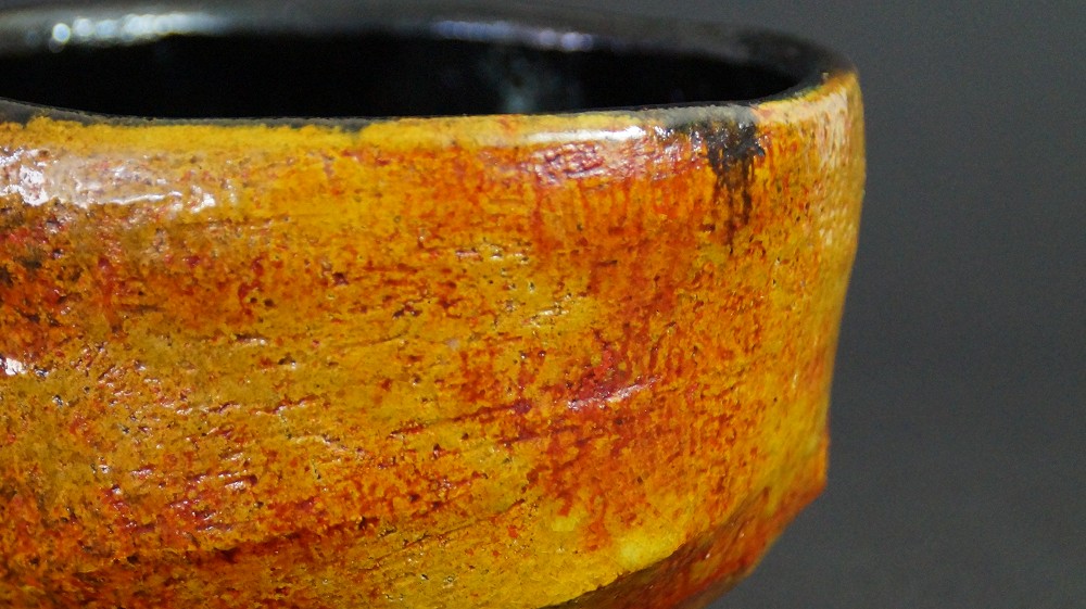 Close-up of the amber-colored outer glaze on the rim of the chawan by Haryoku