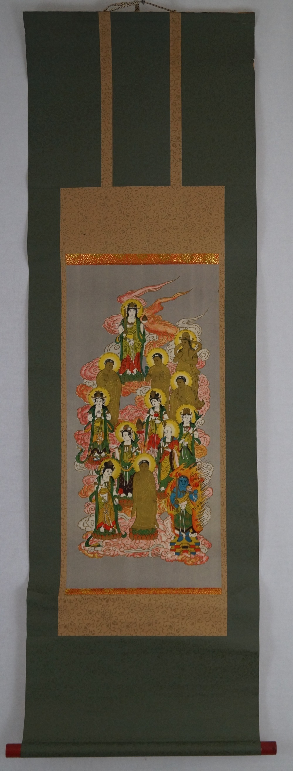 Die 13 Buddhas Gesamtansicht des Rollbilds mit gruener Stoffmontierung Gesamtansicht Rollbild
