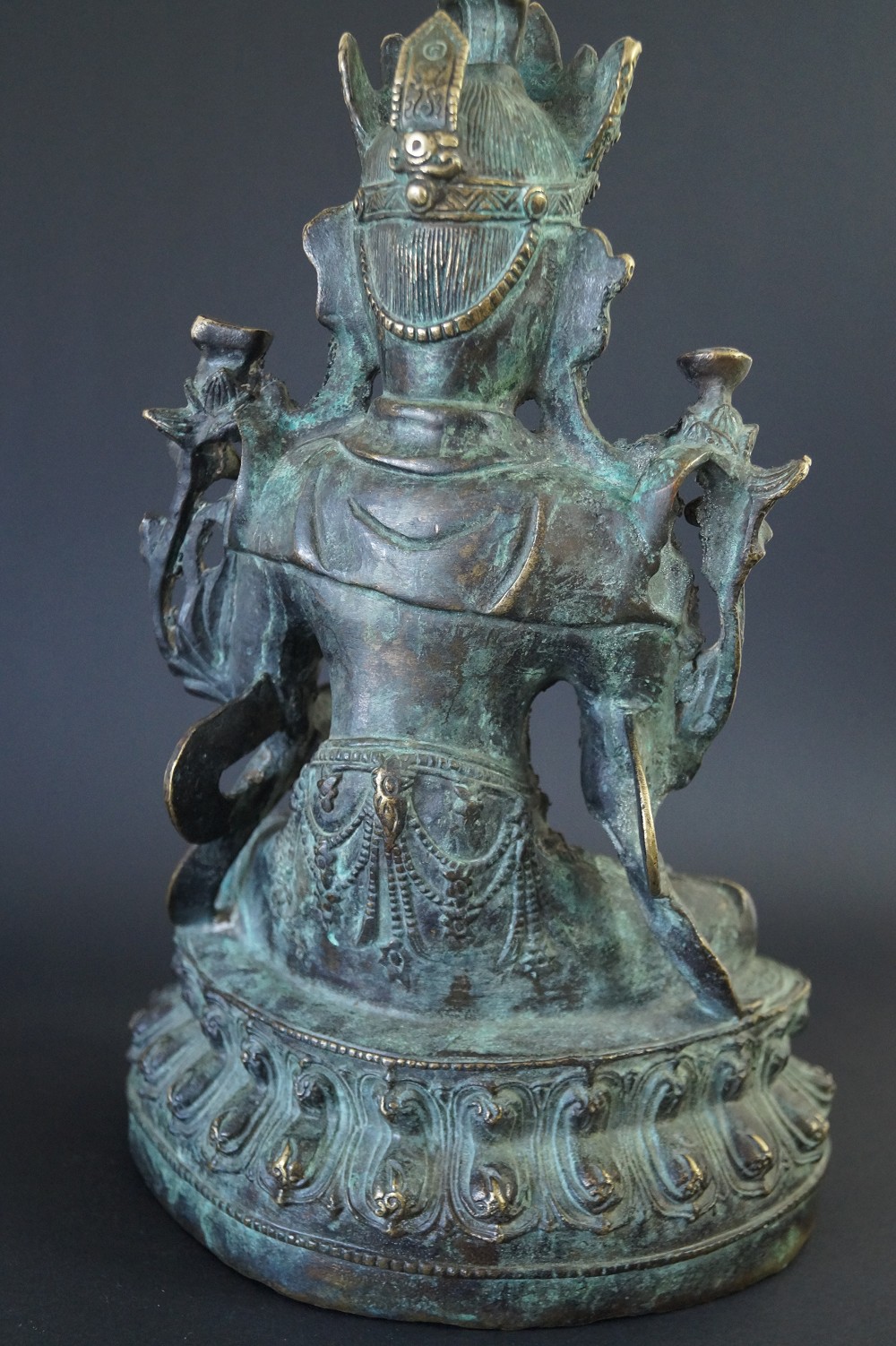 Chinese Buddha figure made of bronze back view