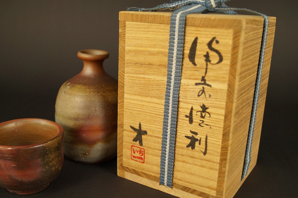 Bizen tokkuri set with guinomi set with storage box with cord