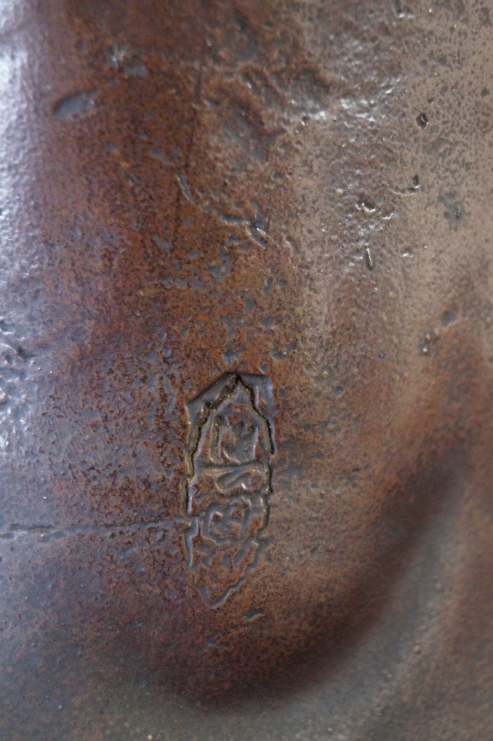 Bodhidharma Daruma Figur aus Bizen Keramik Toepfermarke Nahaufnahme