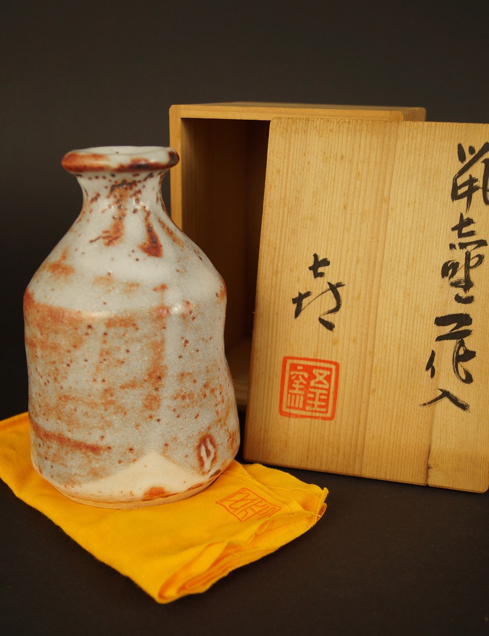 Handgetöpferte japanische Sake Flasche (Tokkuri) Shino Glasur