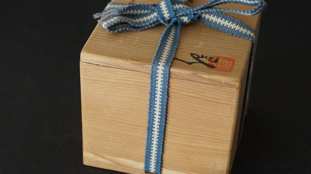 Closed storage box with blue-and-white band and artist's seal of the guinomi made of Shino ware by Takeshi Kato