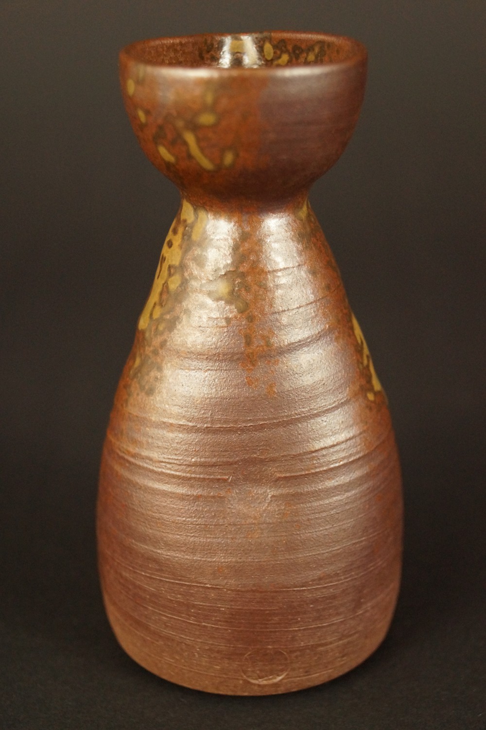 Bizen sake bottle with guinomi cups Tokkuri Side View