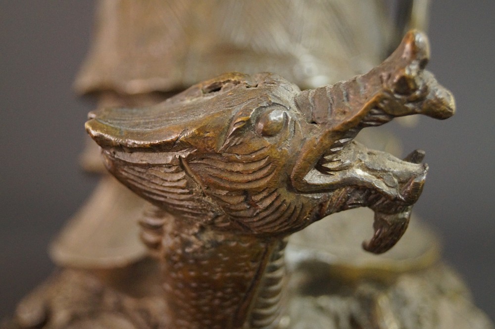 Laotse Figur aus Bronze Drachenschildkroete Nahaufnahme