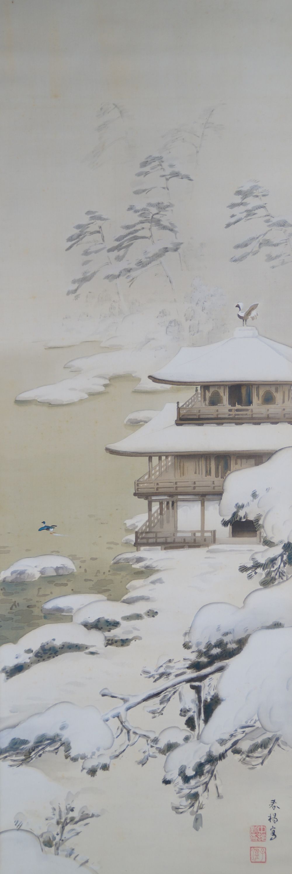 Verschneites Kloster am stillen See von Nakamura Shunyo mit schneebedecktem Tempelgebaeude und Kiefern am Ufer