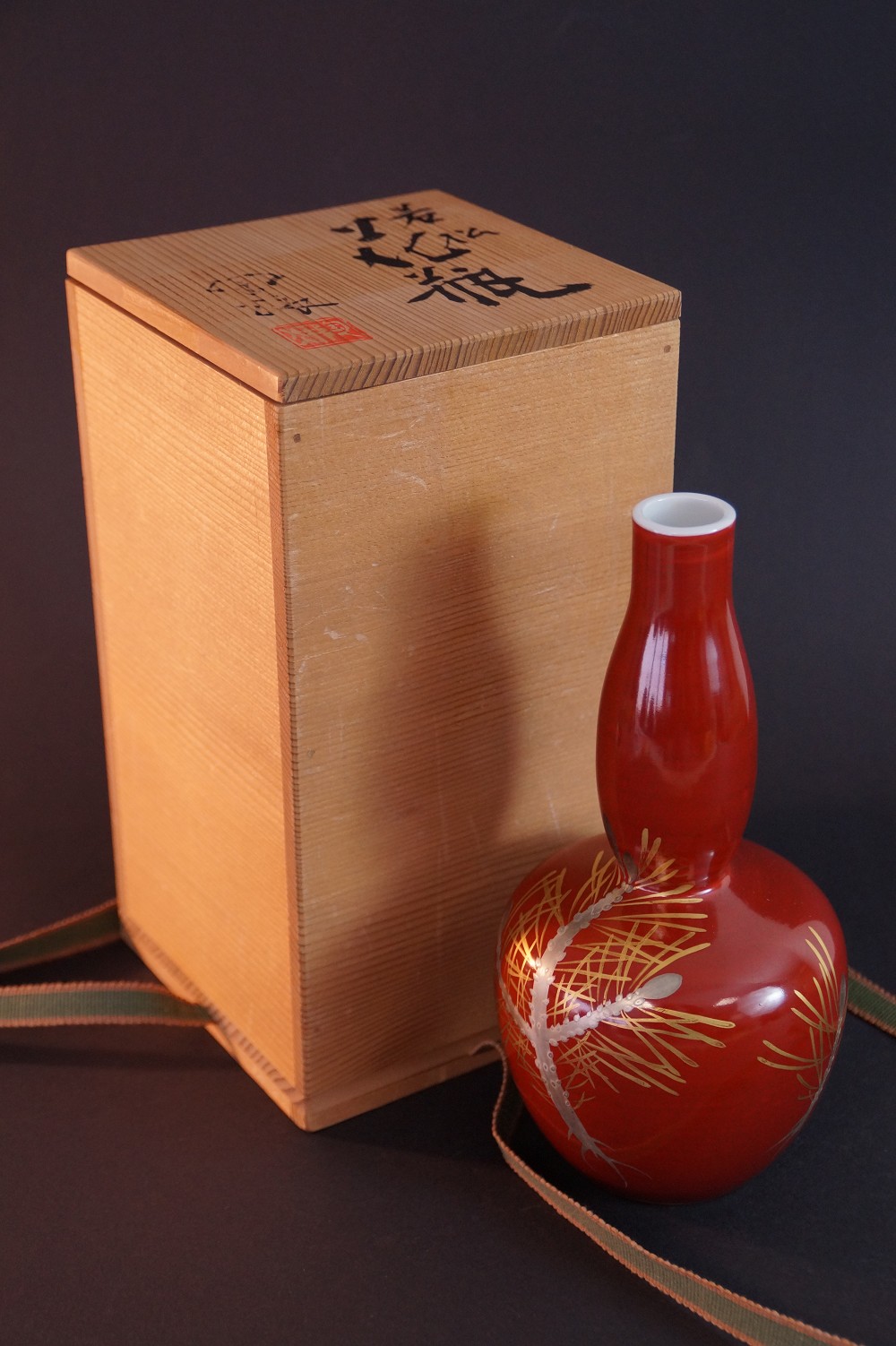 Kyo Vase Front View with Storage Box