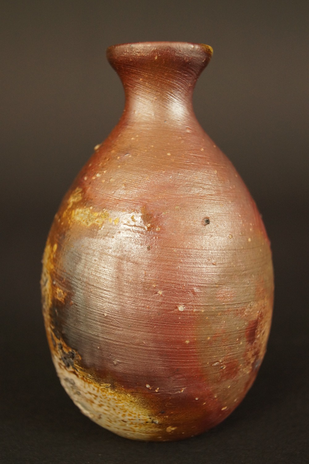 Handgetöpferte japanische Sake Flasche und Schale (Tokkuri, Guinomi) aus Bizen Keramik