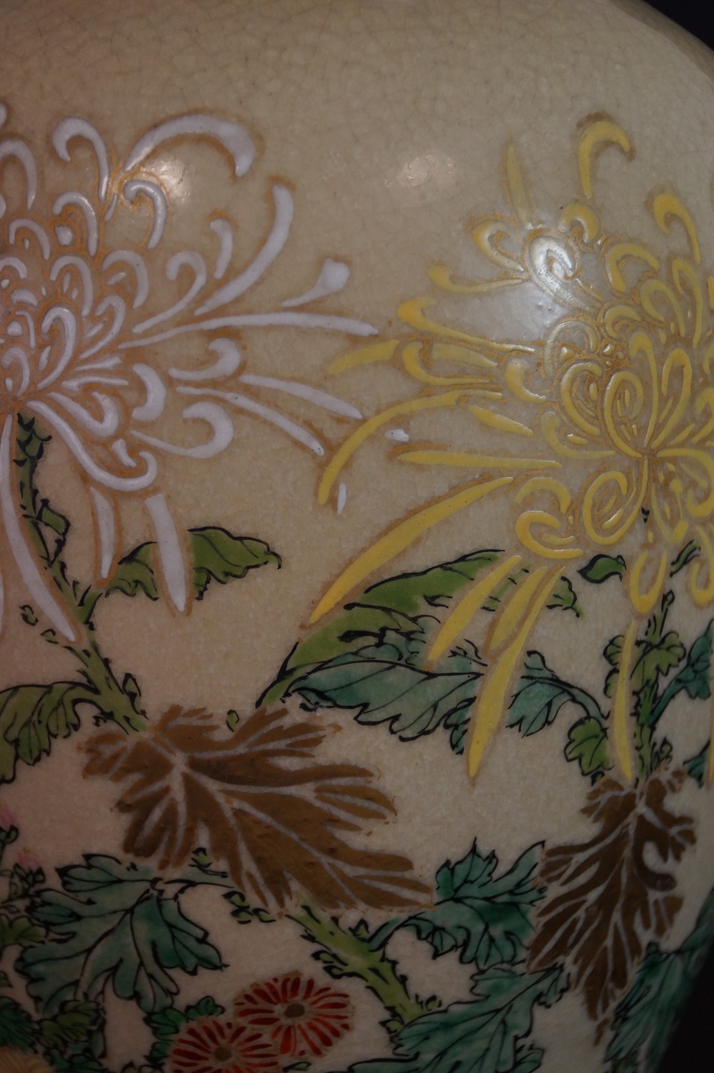 Satsuma Vase by Hirota Motif Close-Up 2