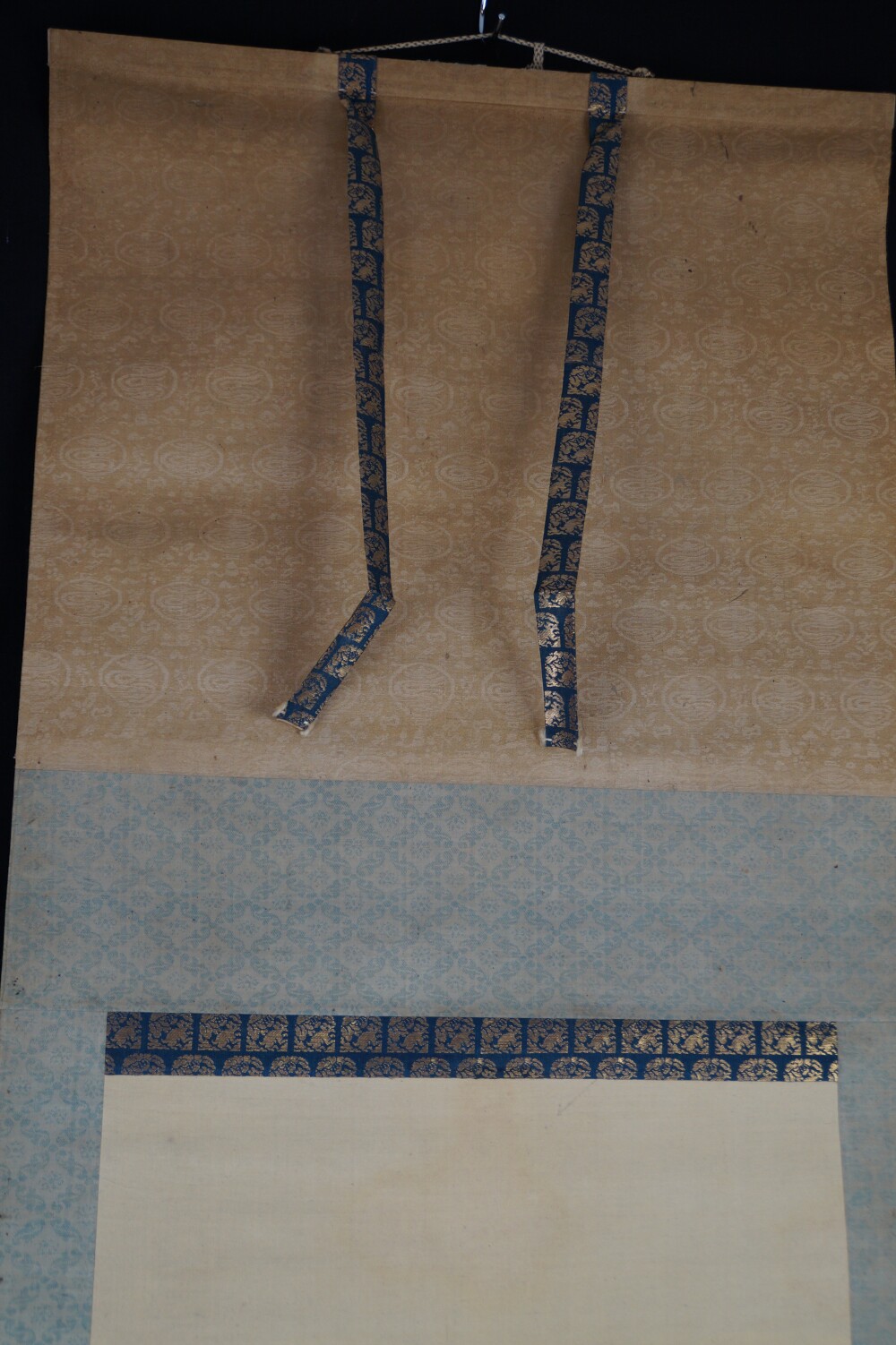 Detailansicht der hellblauen Rautenmontierung mit Bindebaendern der Winter-Rolle im 2er Set Kakemono Ikeda Kyuka