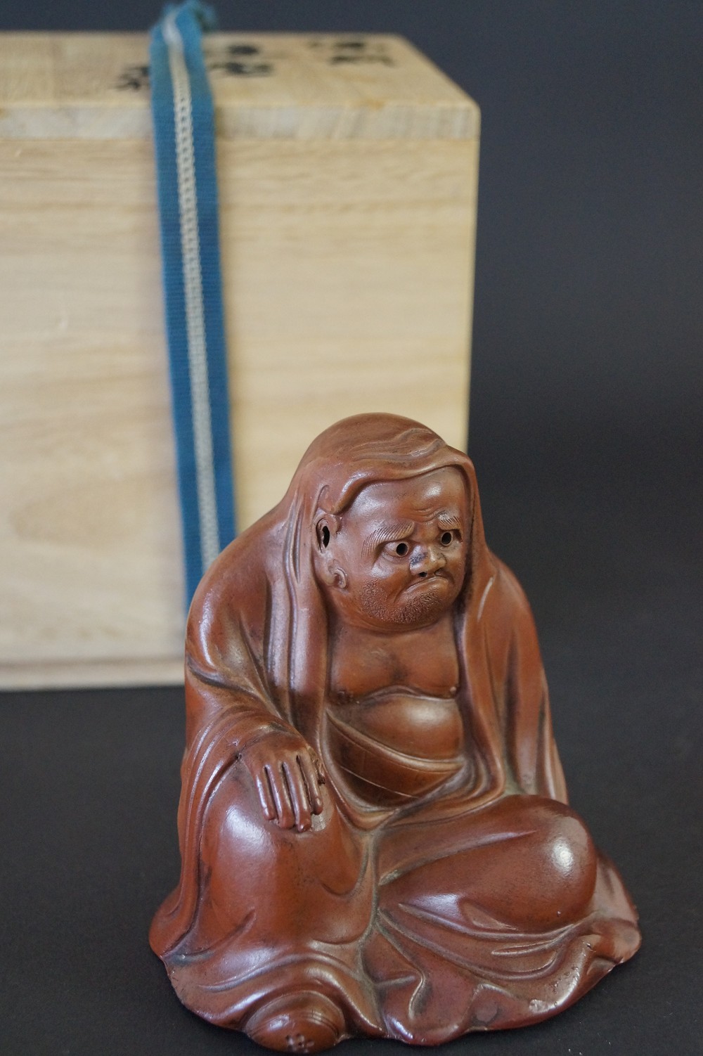 Bodhidharma Figur Frontalansicht mit Aufbewahrungsbox 2
