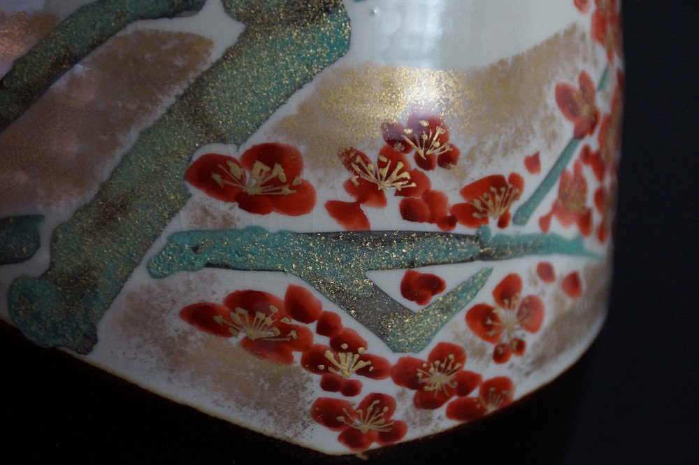 Kutani Vase von Akimori Nakata Pflaumenblutenmotiv Nahaufnahme 2