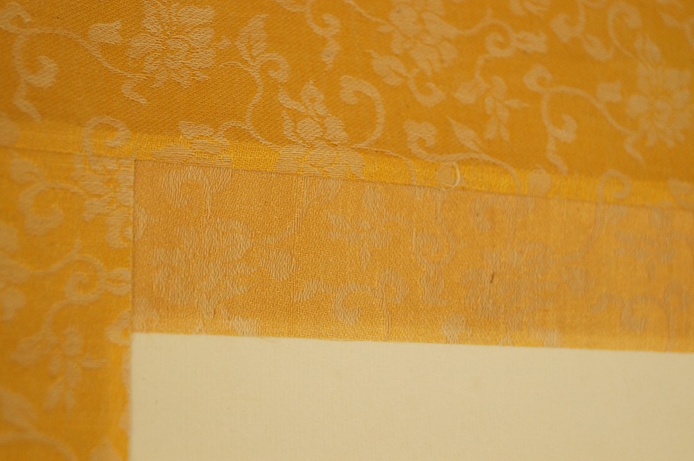 Goldfarbener Damastrand Eckdetail Montierungsdetail