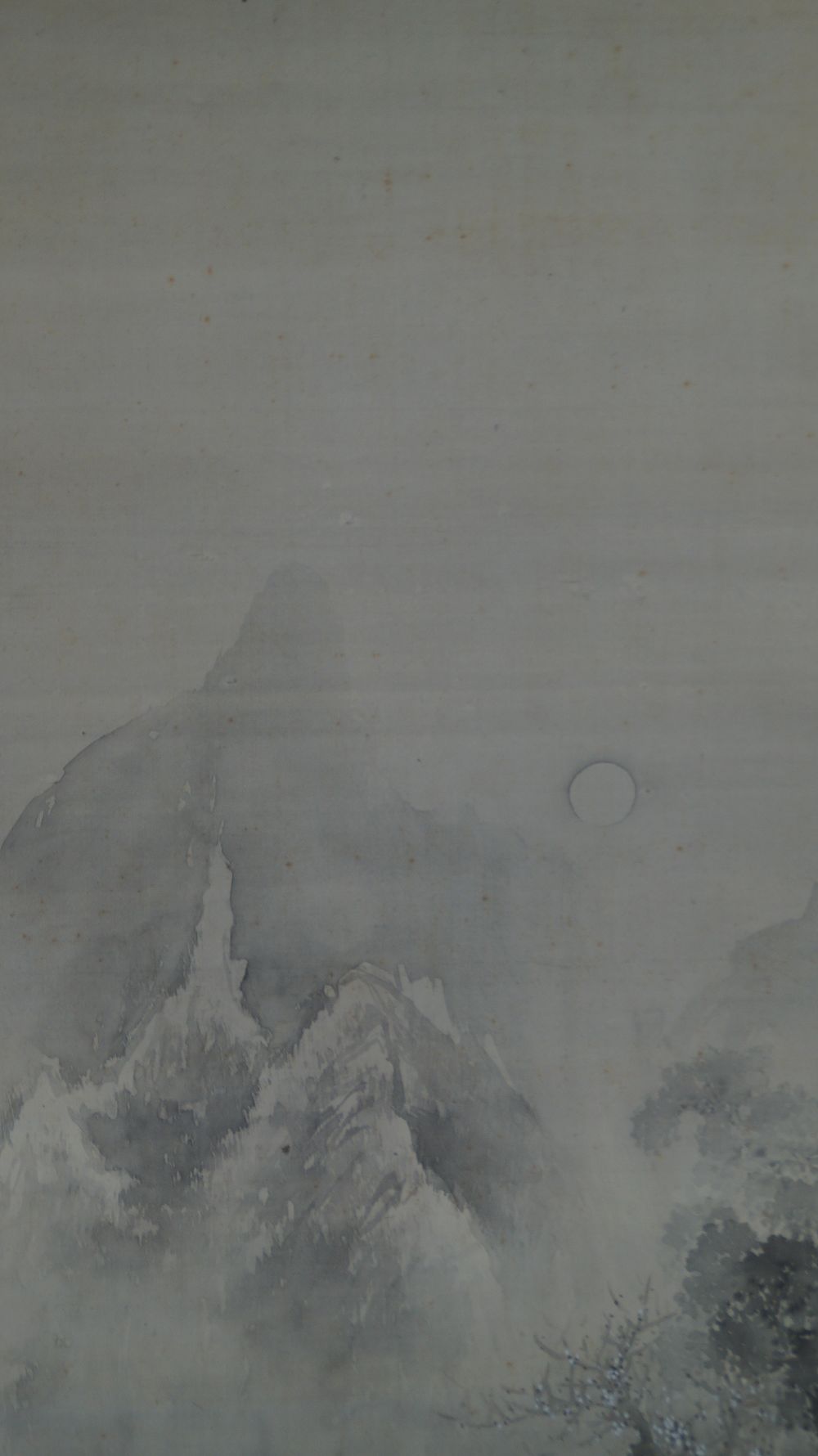 Nahaufnahme der schneebedeckten Berggipfel und des Vollmonds im Nebel im Kakemono Pflaumenblueten im Mondnebel