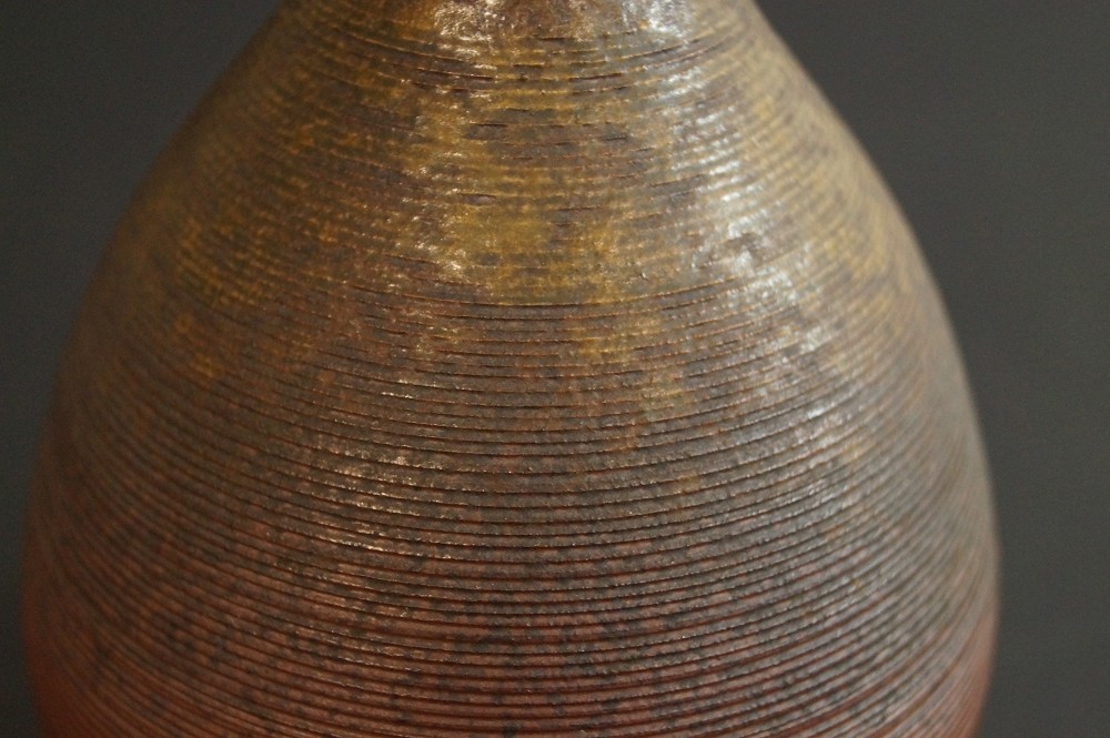 Close-up of the ribbed Bizen glaze with natural ash traces Glaze Close-Up 1