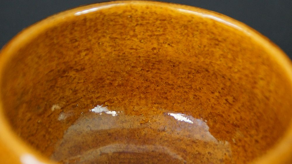 Nahaufnahme der orangebraunen Innenglasur der Chawan Teeschale aus Ohi-Keramik