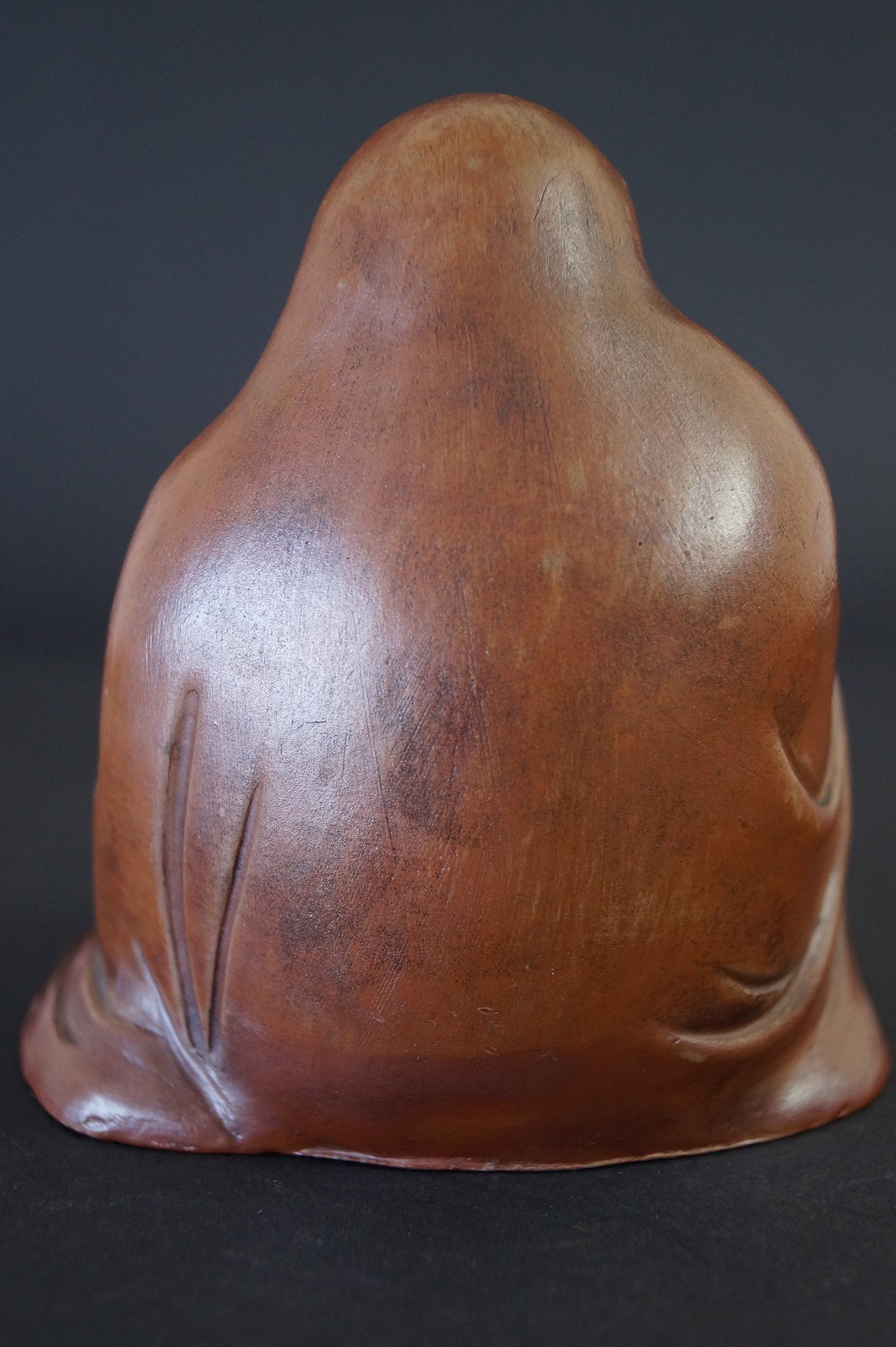 Bodhidharma Figur Rueckansicht