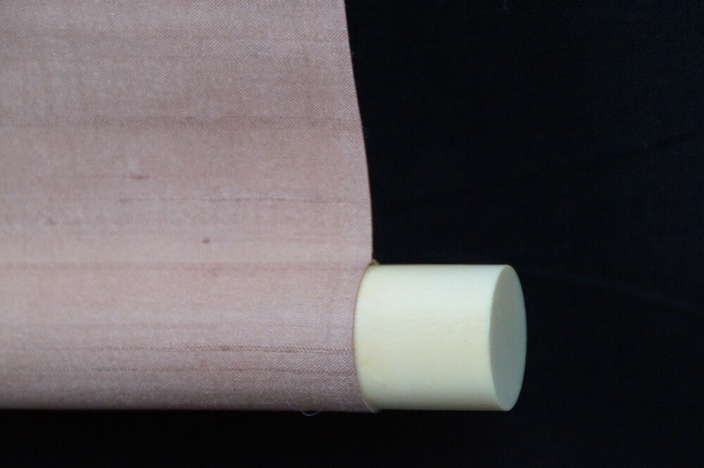 Nahaufnahme des elfenbeinfarbenen Rollenendes mit rosafarbener Seide der Wasser-Rolle im Kakemono-Set von Kano Eihaku