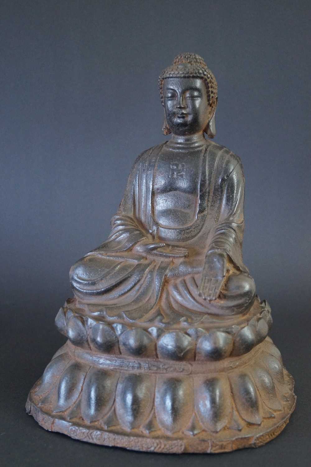 Japanische Buddhafigur aus Eisen Frontalansicht
