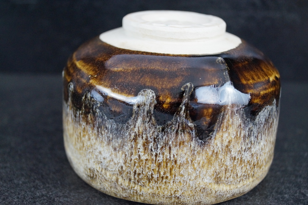Chawan by Muroi Kaoru foot close-up