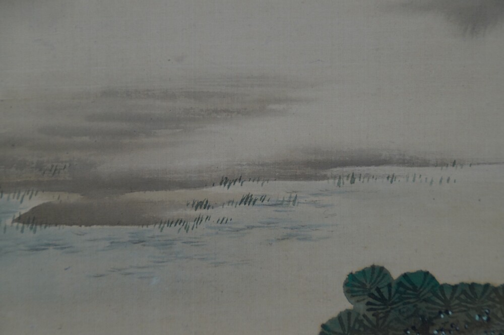 Nahaufnahme des Sees mit Schilfgras und fernen Ufern in der Fruehling-Rolle des 2er Sets Kakemono Ikeda Kyuka