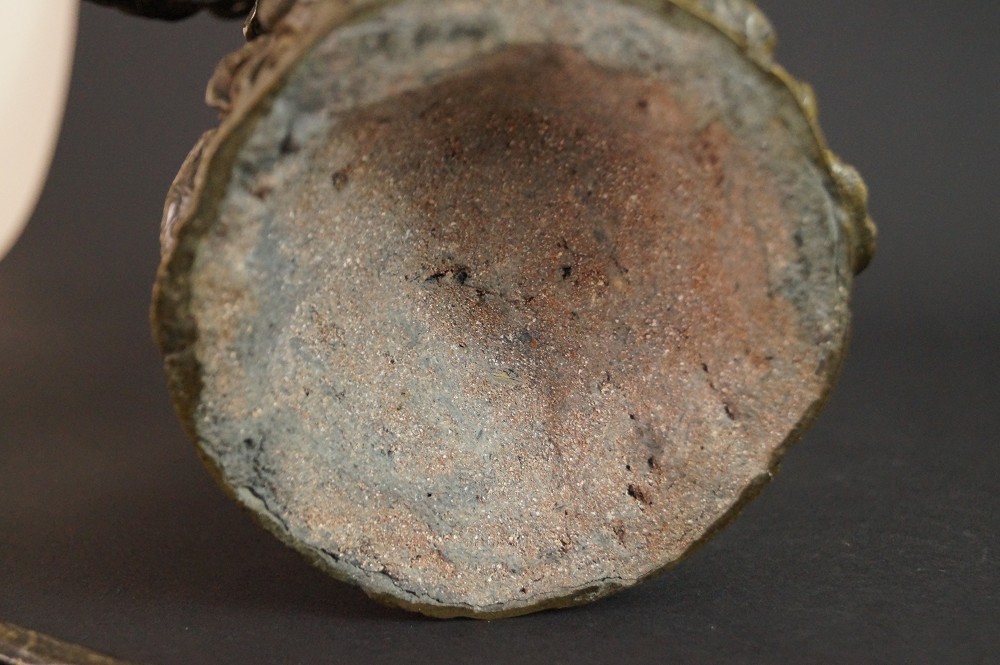Laotse Figur aus Bronze Boden Nahaufnahme