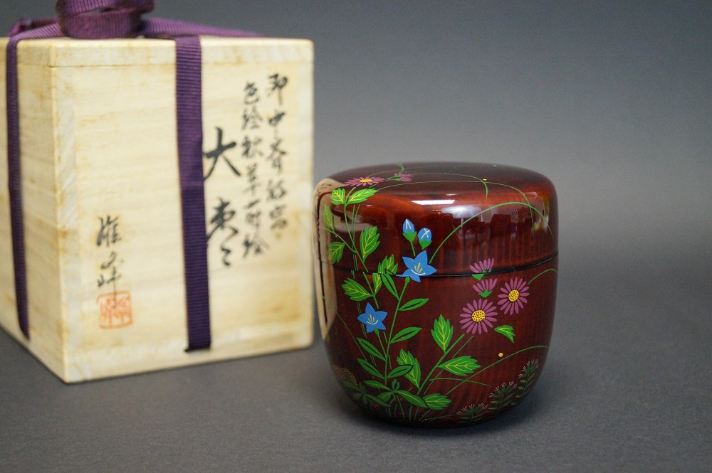 Shippo Makie Chu Natsume mit Blumenmotiv Frontalansicht mit Aufbewahrungsbox