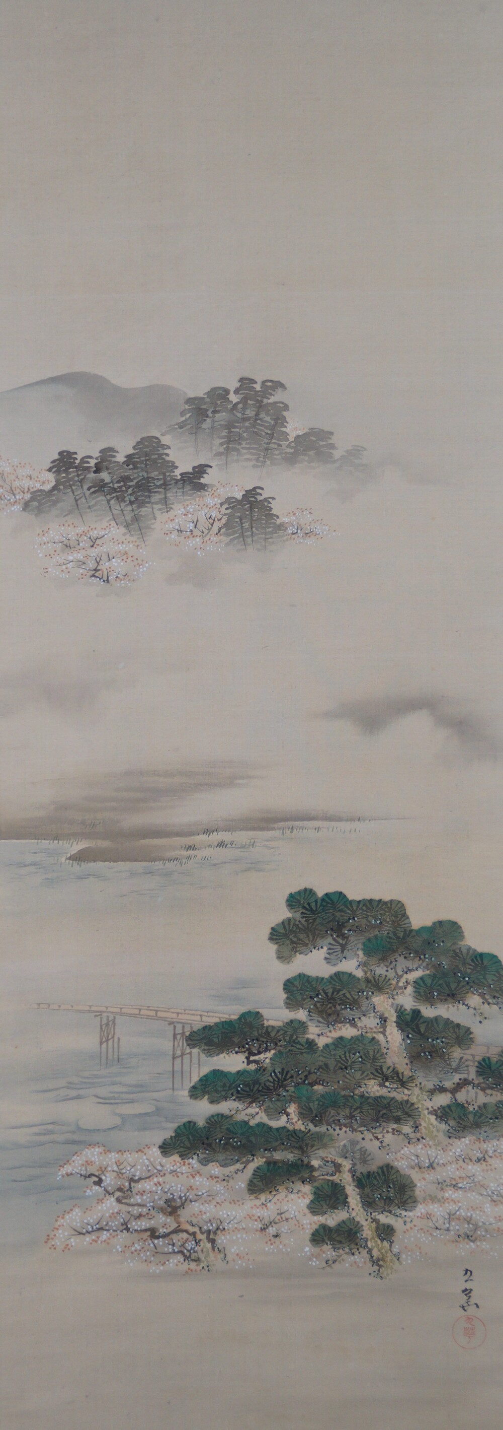 Bluehende Kirschbaeume und Kiefern am nebelverhangenen See in der Fruehling-Rolle des 2er Sets Kakemono Ikeda Kyuka mit Kuenstlersignatur