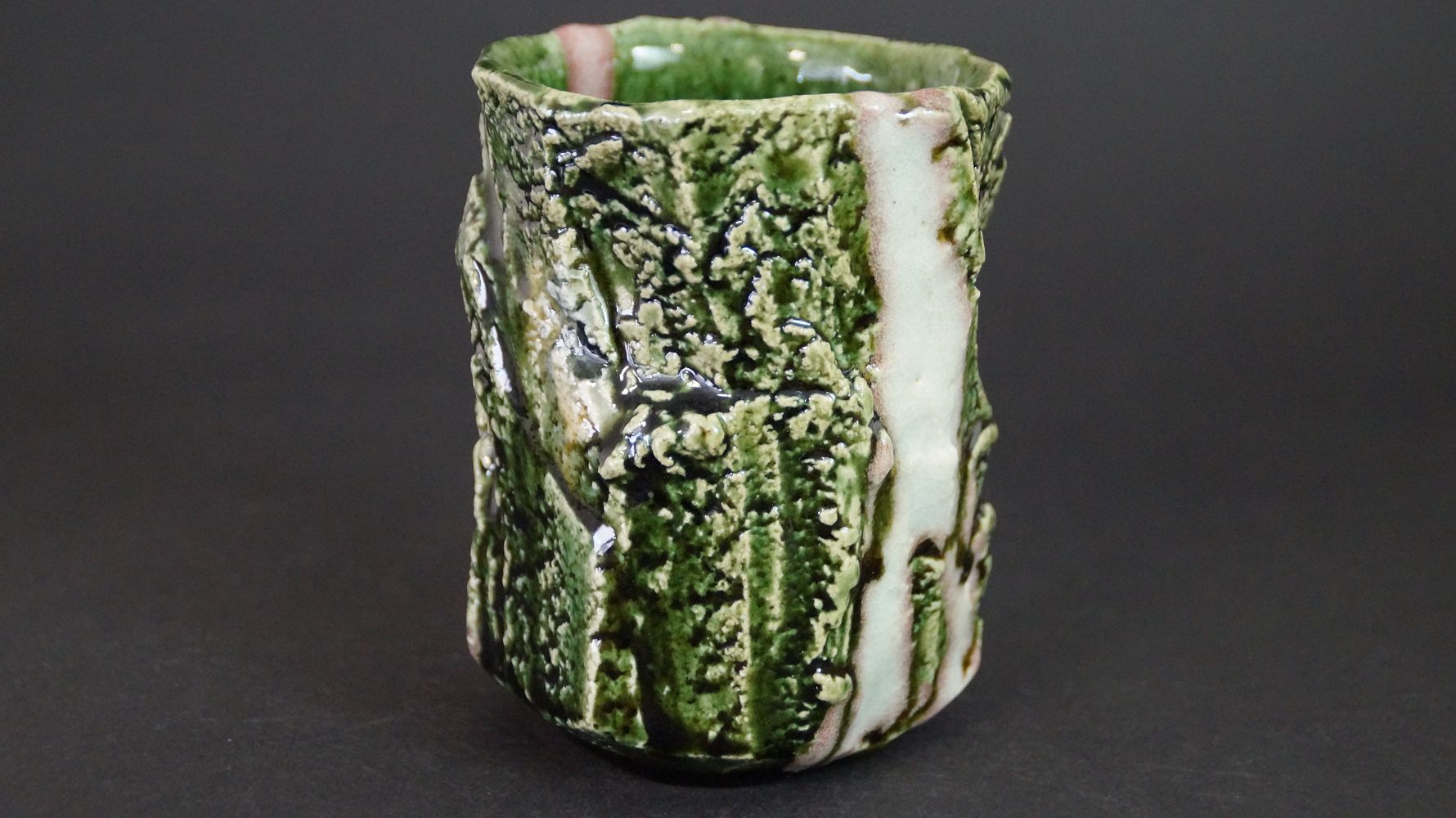 Additional side view of the Yunomi tea bowl made of Oribe ware