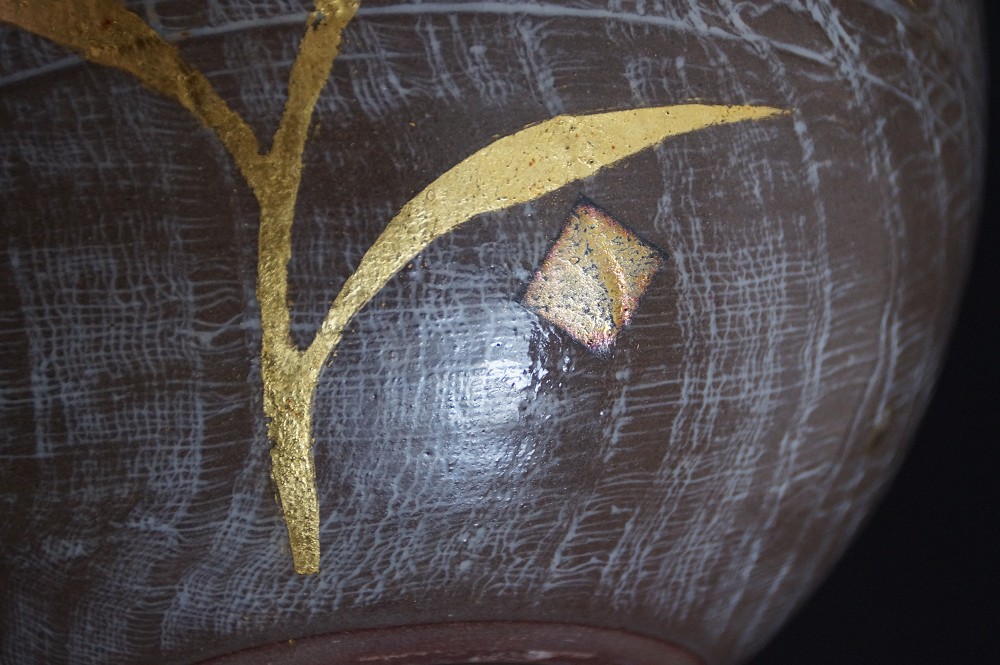 Kyo Vase by Mazafumi Fujihara Gold Leaf Motif Close-Up
