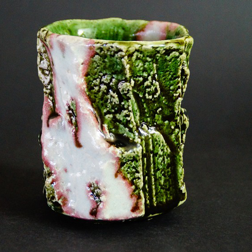 Yunomi tea bowl made of Oribe ware by Kawachi Hidetoshi motif close-up preview