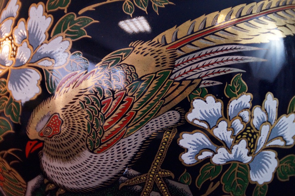 Kutani Vase by Seiho Motif Close-Up 3