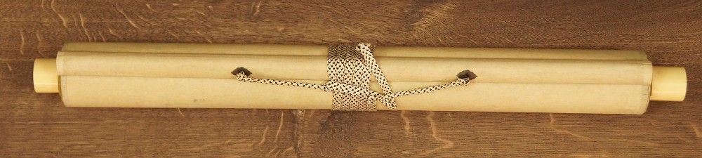 Kalligrafie Fruehlingswind Kakemono zusammengerollt