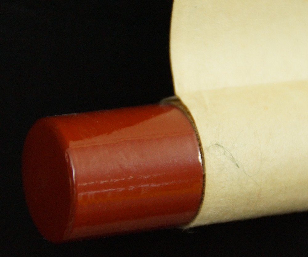 Nahaufnahme des rotlackierten Rollenendes der Jikusaki