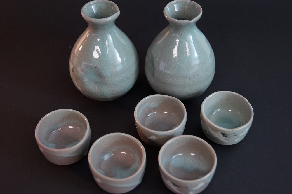 Rear view of the complete set with turquoise-gray crackled glaze and crane motif